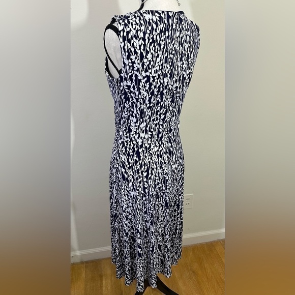 Jessica H sz 6 dress in a blue  and white print. Midi length. The top is.lined - Picture 9 of 13